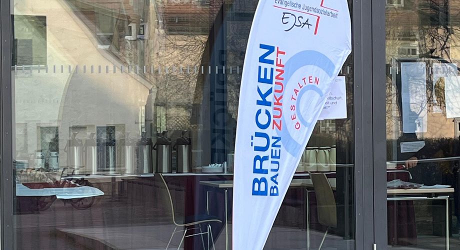 Fahne mit Logo "Brücken bauen"