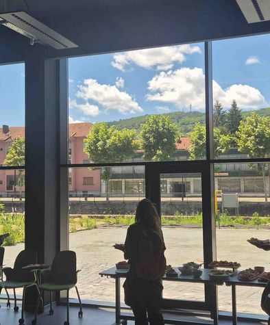 Der Veranstaltungsraum mit Blick ins Freie