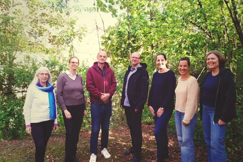 Die Mitglieder des Kooperationsverbundes stehen gemeinsam im Garten