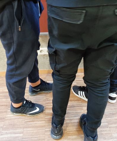 Füße und Beine von 3 Jugendlichen. 