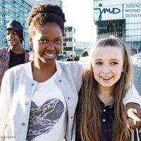 3 junge Menschen vor Hochhäusern