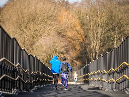 Zwei junge Menschen von hinten, die eine Treppe hinuntergehen