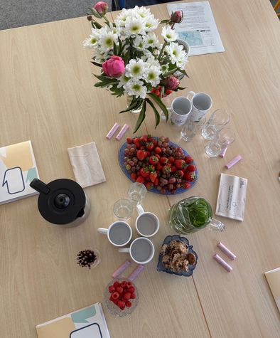 Gruppe Waren JMD Erdbeeren auf dem Tisch