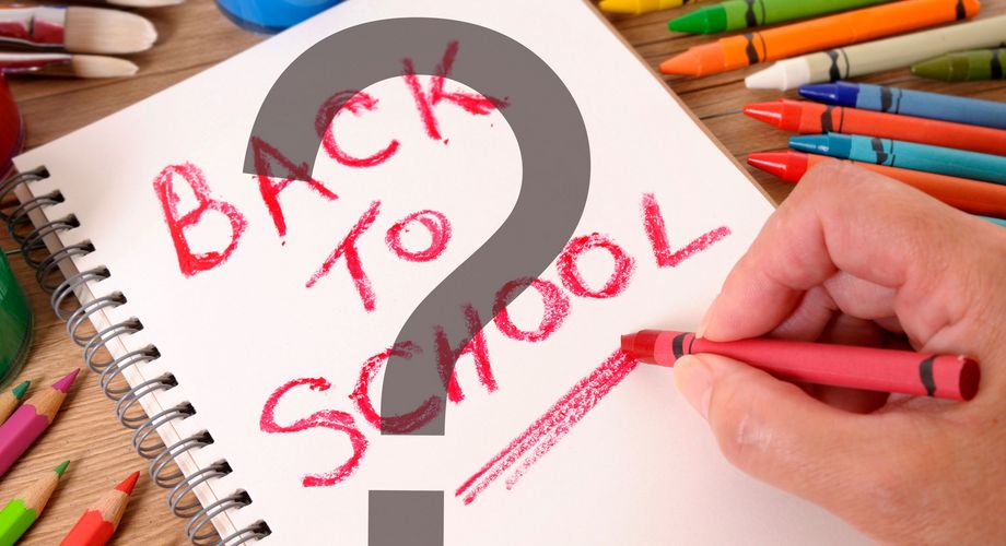 Auf einen Block steht "BACK TO SCHOOL" darüber liegt ein Fragezeichen