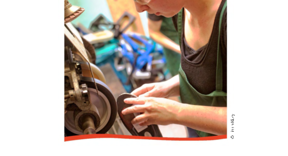 Schuhmacherin bei der Arbeit