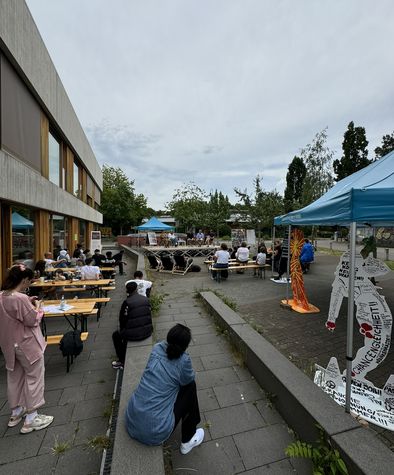 Hof mit jungen Menschen bei der Veranstaltung