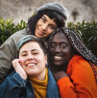 Drei junge Frauen
