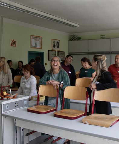 Im Chemieraum der Schule