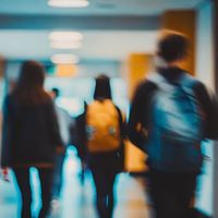 Junge Menschen von hinten in einem Schulflur