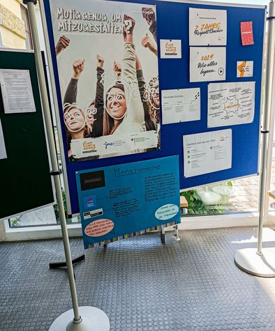 Aufsteller mit Plakaten