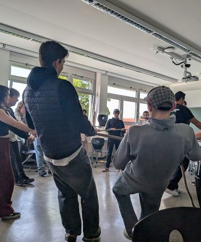 Gruppe spielt ein Spiel mit Seilen