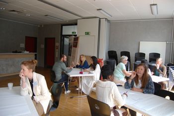 workcafe mit einigen Menschen an Tischen