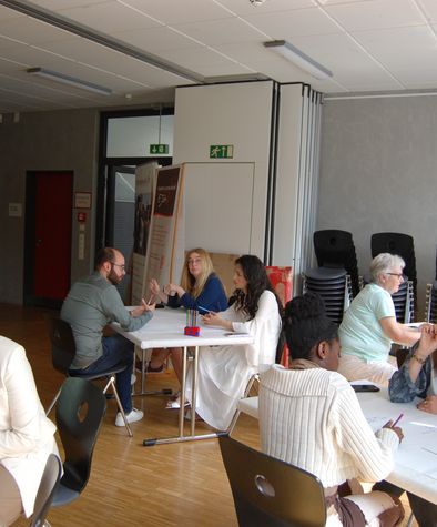 workcafe mit einigen Menschen an Tischen