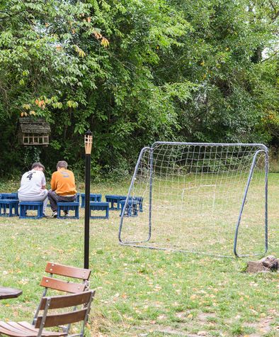 zwei Junge beim Fußballtor